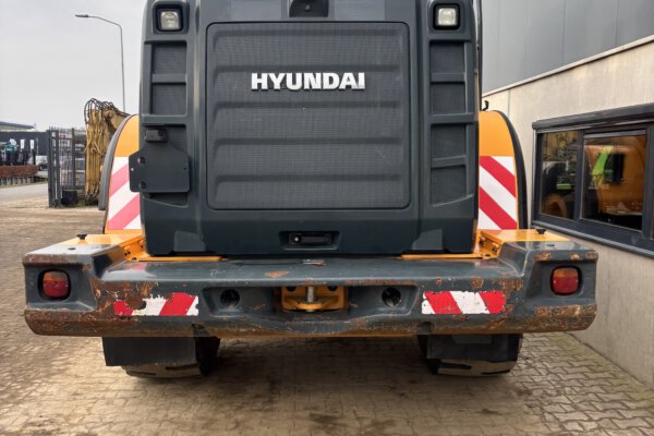 5 Hyundai HL965