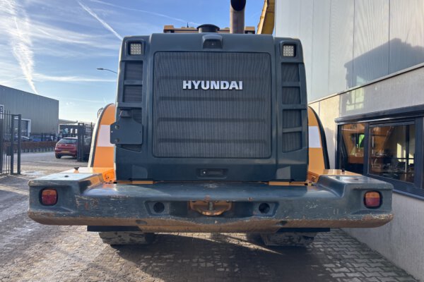 5 Hyundai HL975