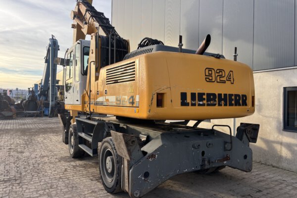 7 Liebherr A924C