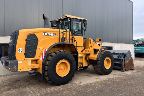 8 Hyundai HL965