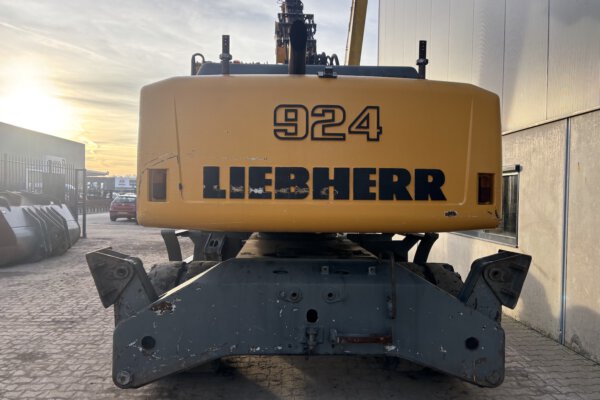 8 Liebherr A924C