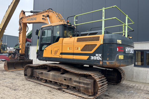 3 Hyundai HX300L