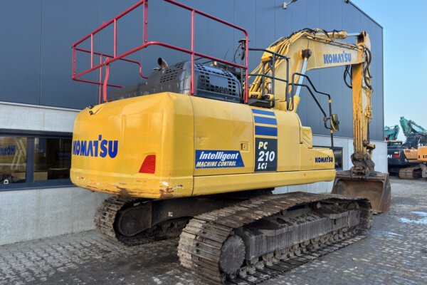 8 Komatsu PC210LCi-11