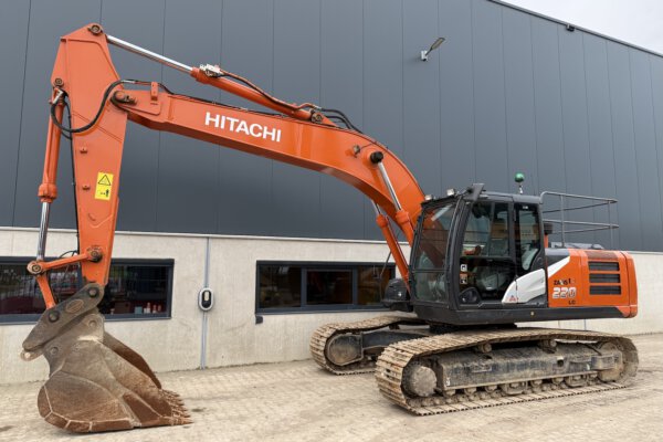 1 Hitachi ZX220LC-GI