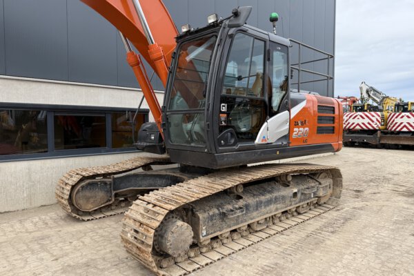 2 Hitachi ZX220LC-GI