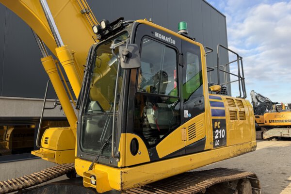 2 Komatsu PC210LC-11E0