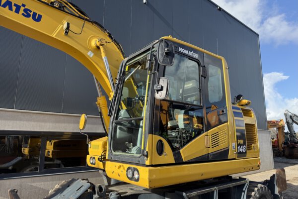 2 Komatsu PW148-11