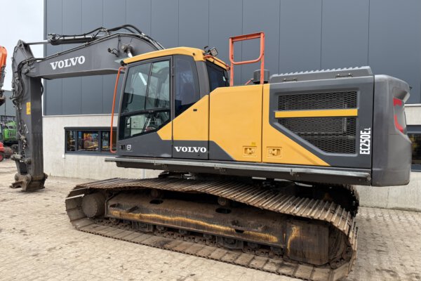 2 Volvo EC250EL
