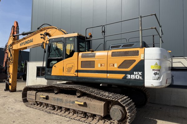 3 Hyundai HX380L