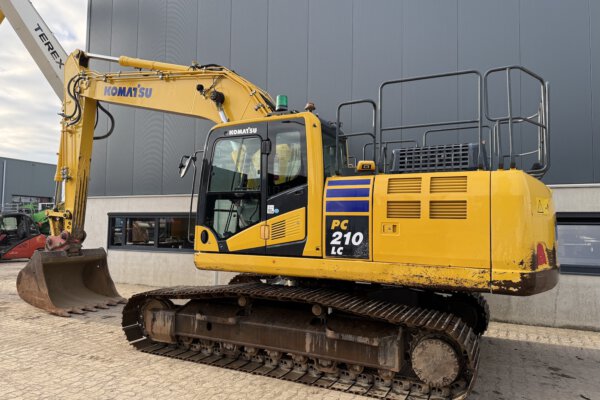 3 Komatsu PC210LC-11E0