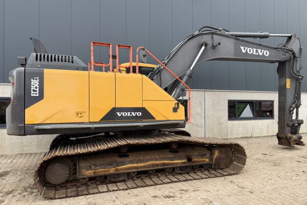 3 Volvo EC250EL