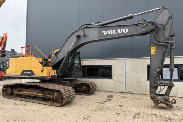 4 Volvo EC250EL