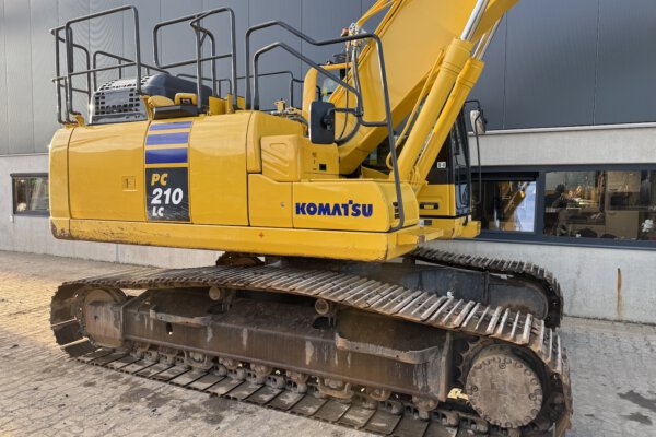 7 Komatsu PC210LC-11E0