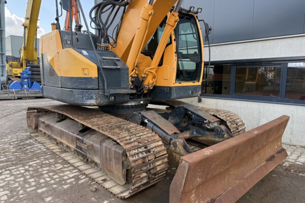 8 Hyundai Robex 235LCR-9A