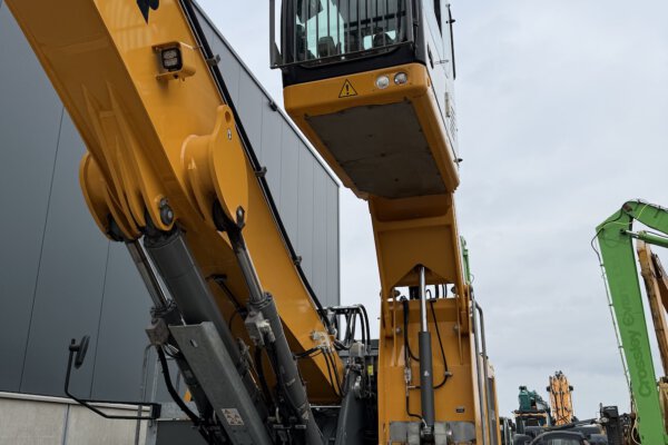 8 Liebherr LH40 M