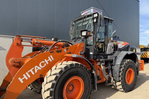 2 Hitachi ZW180-6