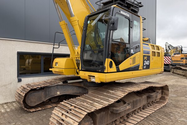 2 Komatsu PC240LC-11E0
