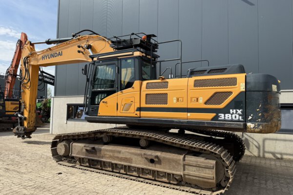 3 Hyundai HX380L