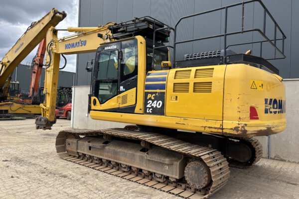 3 Komatsu PC240LC-11