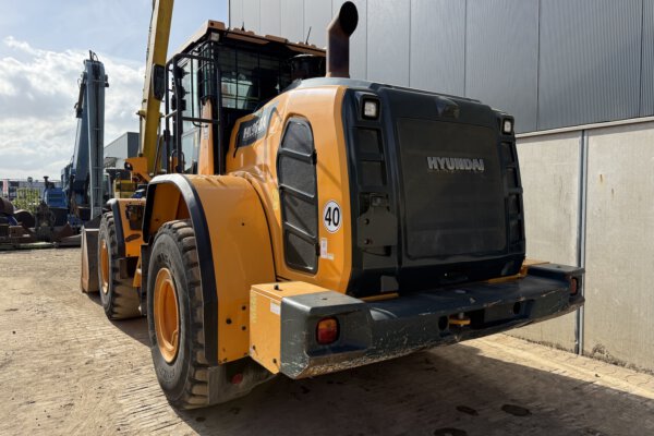 4 Hyundai HL960A
