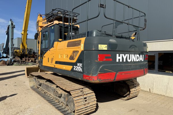 5 Hyundai HX220L