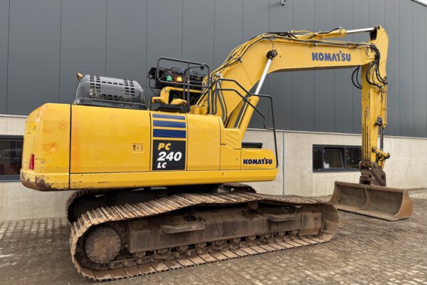5 Komatsu PC240LC-11E0