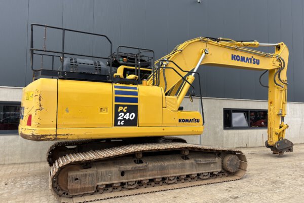 6 Komatsu PC240LC-11