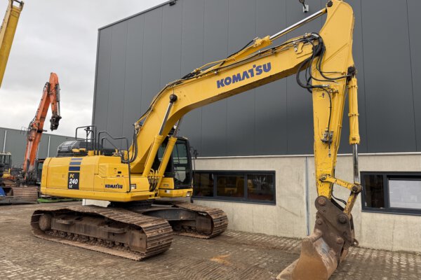 6 Komatsu PC240LC-11E0