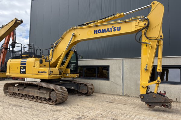 7 Komatsu PC240LC-11