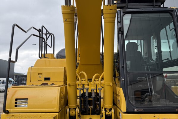 7 Komatsu PC240LC-11E0