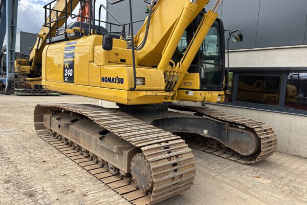 8 Komatsu PC240LC-11