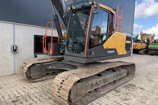 2 Volvo EC200EL