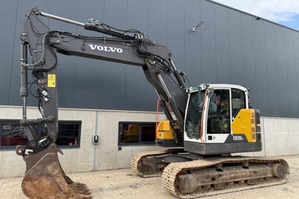 2 Volvo ECR235EL