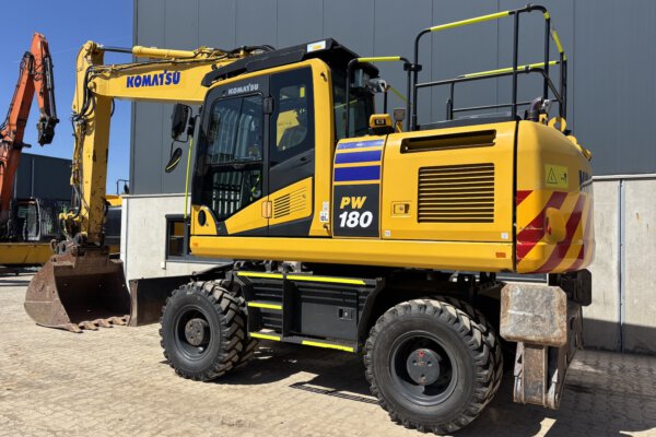 3 Komatsu PW180-11