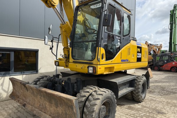 3 Komatsu PW220-7