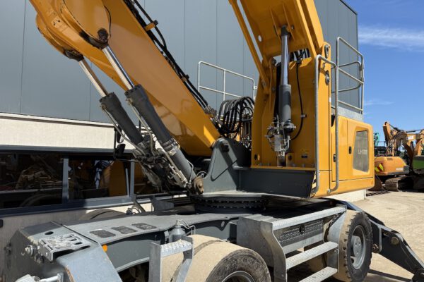 3 Liebherr LH22M