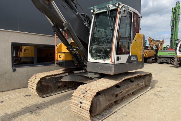 3 Volvo ECR235EL