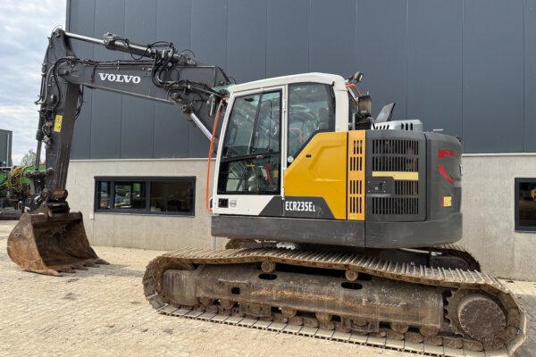 4 Volvo ECR235EL