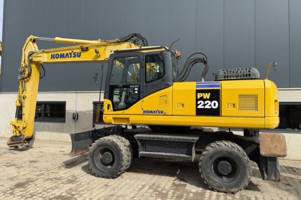 5 Komatsu PW220-7