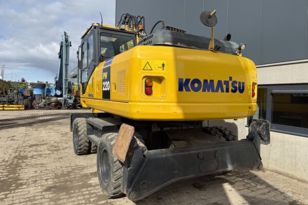 6 Komatsu PW220-7