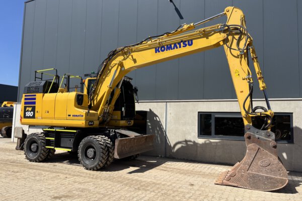 7 Komatsu PW180-11