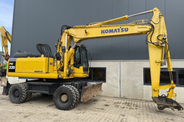 7 Komatsu PW220-7
