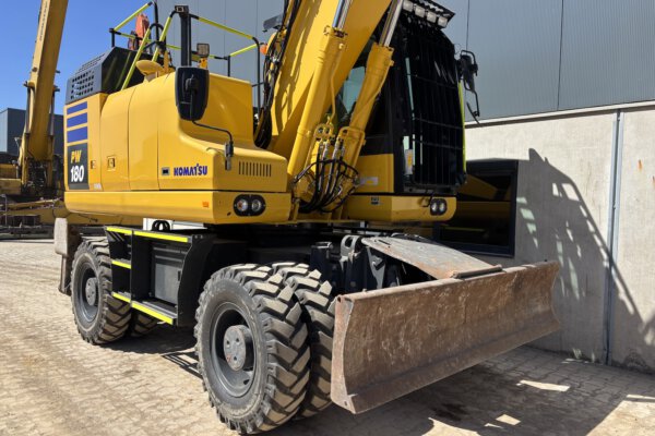8 Komatsu PW180-11
