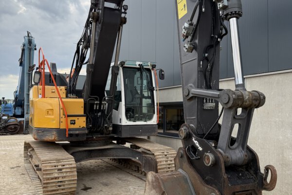 8 Volvo ECR235EL