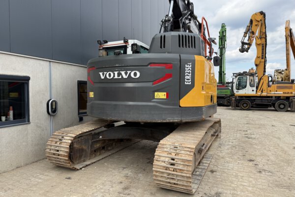 9 Volvo ECR235EL