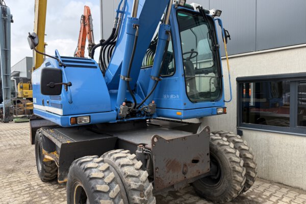 9 Volvo EW140B
