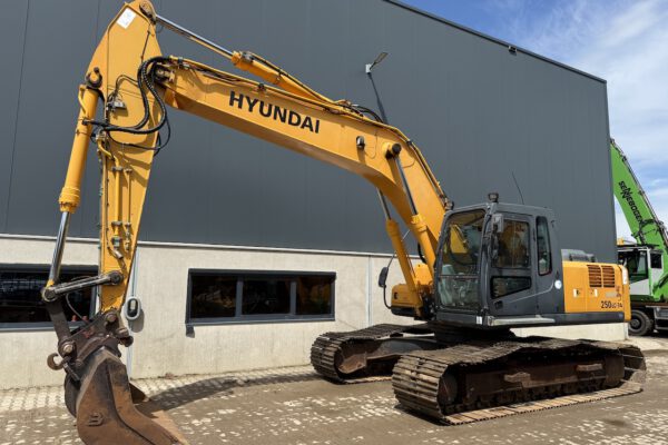 1 Hyundai 250LC-7A