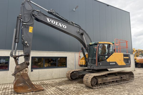 1 Volvo EC220EL