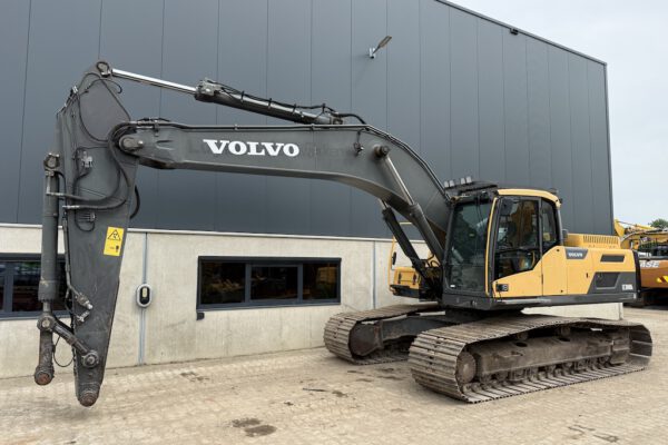 1 Volvo EC300DL