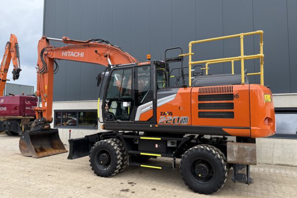 2 Hitachi ZX220W-7